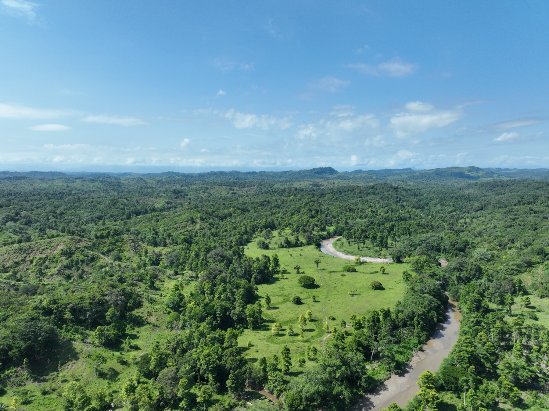 Vista aérea del valle y el río